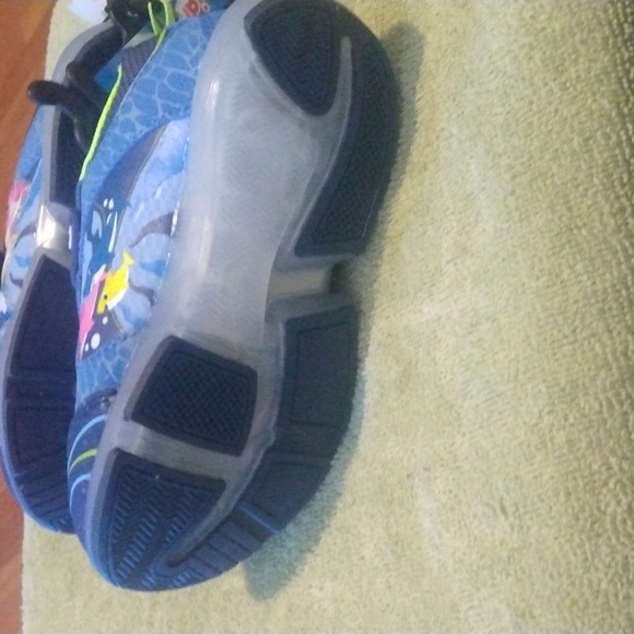 Brand new baby shark shoes kids (size 8) light-ups - Picture 3 of 5